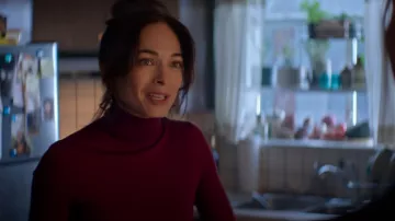Camiseta de manga corta con cuello alto de algodón moderno de modal y algodón moderno en color rojo burdeos de Gap usada por Cassandra Lee (Kristin Kreuk) como se ve en Asesinato en un pueblo pequeño (S02E02)
