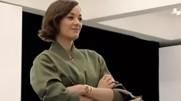 The Morning Show S04 Marion Cotillard Chaqueta bomber usada por Celine Dumont (Marion Cotillard) como se ve en The Morning Show (S04E03)