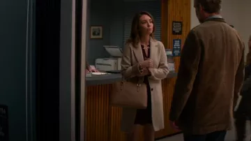 Coach Femmes Sac Pebbled Saffiano Cuir Marron Sacoche Bandoulière Doré Matériel porté par Sylvia comme on le voit dans Meurtre dans une petite ville (S02E02)