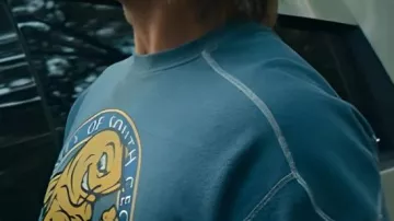 Chad Powers S01 Glen Powell Chemise graphique bleue portée par Chad Powers (Glen Powell) comme on le voit dans Chad Powers (S01E01)