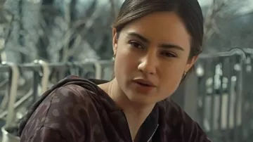 The Twisted Tale of Amanda Knox S01 Sudadera con capucha de Grace Van Patten usada por Amanda Knox (Grace Van Patten) como se ve en The Twisted Tale of Amanda Knox (S01)