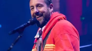 Chaqueta de chándal roja Colonial Life Arena Adam Sandler