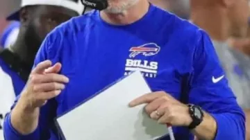 Sudadera de los Buffalo Bills usada por Sean McDermott en la pretemporada de la NFL 2025