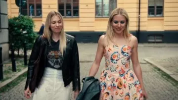 Mini-robe courte en popeline Monki portée par Amanda (Carla Sehn) comme on le voit dans Journal d’une fille abandonnée (S01E02)