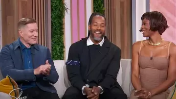 John Varvatos Benjamin Zip Suede Jacket porté par Joseph Sikora comme on le voit à Sherri le 2 octobre 2025