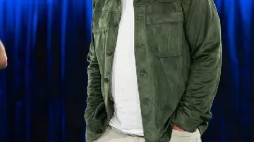 Chaqueta camisera de gamuza verde usada por (Mel Owens) en The Golden Bachelor