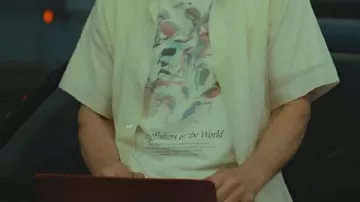 T-shirt graphique blanc porté par Gabriel (Keanu Reeves) dans Good Fortune