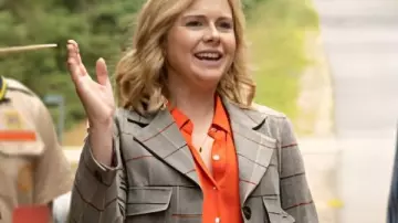 Ghosts US S5 Rose McIver Chaqueta corta a cuadros usada por Samantha Arondekar (Rose McIver) en Ghosts