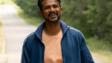 Ghosts US S5 Utkarsh Ambudkar Chaqueta de mezclilla azul usada por Jay Arondekar (Utkarsh Ambudkar) en Ghosts