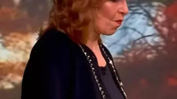 El cárdigan con ribete de cadena The View usado por (Joy Behar) como se ve en The View