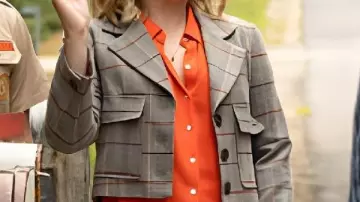 Chaqueta corta a cuadros usada por (Rose McIver) en A Useful Ghost