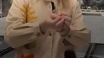 Chaqueta beige con estampado de sol usada por Georgia Haseldine en la ley de votación de Georgia provoca una creciente reacción | HOY
