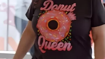 T-shirt graphique porté par (Jimmy Fallon) dans On Brand with Jimmy Fallon