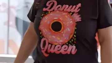 T-shirt graphique porté par (Jimmy Fallon) dans On Brand with Jimmy Fallon