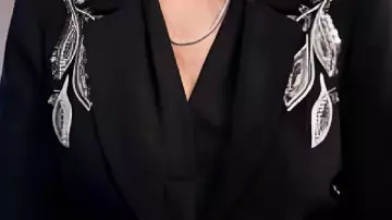 Blazer negro adornado usado por (Jess Walter) en The Young and the Restless