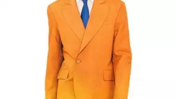 Blazer asimétrico usado por Julien (Samuel Arnold) en la serie de televisión Emily In Paris S05