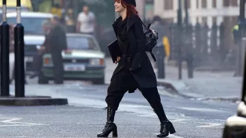 Les bottines vernies noires portées par Estella / Cruella (Emma Stone) dans le film Cruella