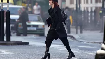 Les bottines vernies noires portées par Estella / Cruella (Emma Stone) dans le film Cruella