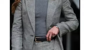 Blazer a cuadros grises de Catherine, duquesa de Cambridge en Kate Middleton visita la base militar de la RAF en Coningsby | ¡HOLA!