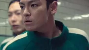 Chándal de Squid Game Player 230 usado por el detective Hwang Jun-ho (Wi Ha-joon) como se ve en Squid Game (S02E05)