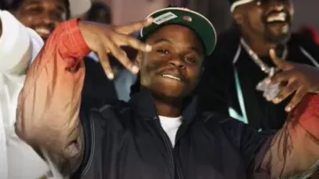 Chaqueta anorak degradada azul y roja Nike x Supreme usada por Lil Baby en 42 Dugg - Win Wit Us (Video musical oficial)