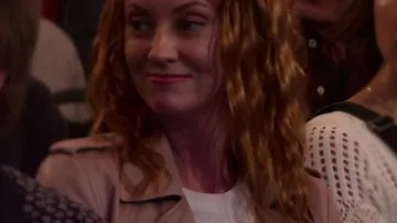 Fiona Vroom Murder In A Small Town S02 Chaqueta de cuero rosa como se ve en Murder in a Small Town (2024)