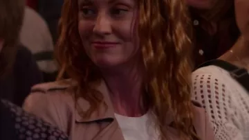 Camiseta de Fiona Vroom Murder In A Small Town S02 Nirvana como se ve en Murder in a Small Town (2024)