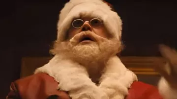 Abrigo de cuero de Santa Claus de David Harbour usado por Santa (David Harbour) como se ve en Violent Night