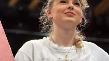 Taylor Swift Otter Shirt in Taylor Swift Reacts to Travis Kelce Wanting a Pet Otter ????????