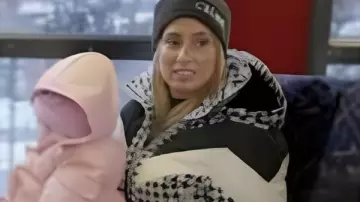 Stacey And Joe S02 Stacey Solomon Ski-Suit porté par Self (Stacey Solomon) comme on le voit dans Stacey & Joe (S02E02)