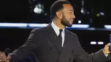 Un saludo GRAMMY a Cyndi Lauper Abrigo negro usado por John Legend en John Legend - "Can't Hide Love" (Tributo a la Tierra, el Viento y el Fuego) | Honores del Centro Kennedy 2019