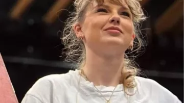 Sea Otter Shirt worn by Taylor Swift in Taylor Swift Reacts to Travis Kelce Wanting a Pet Otter ????????