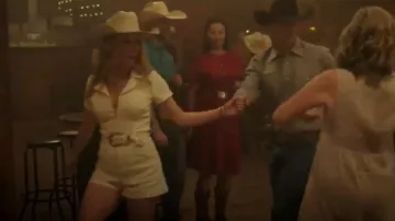 Montrez-moi votre barboteuse de hors-la-loi Mumu portée par JJ comme on le voit à Heartland (S18E05)