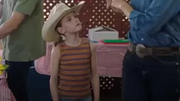 Le débardeur à rayures brunes Campamento Kids porté par Lyndy Borden (Ruby Spencer / Emmanuella Spencer) comme on le voit dans Heartland (S18E08)
