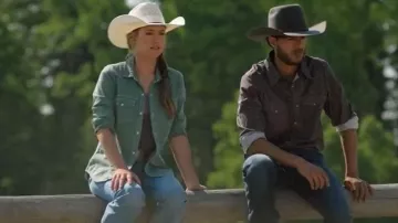 Chemise western en denim Gap en vert sauge portée par Amy Fleming (Amber Marshall) comme on le voit dans Heartland (S18E08)