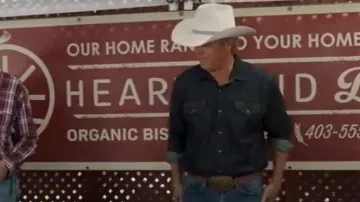 Wrangler Men’s Iconic Denim Regular Fit Snap Shirt porté par Tim Fleming (Chris Potter) comme on le voit à Heartland (S18E08)