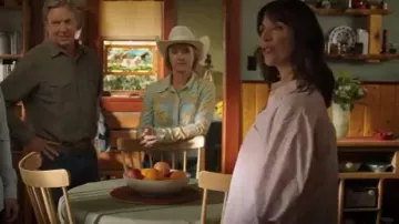 H&M Femmes Chemise en popeline de coton uni rose portée par Lou Fleming (Michelle Morgan) comme on le voit à Heartland (S18E08)