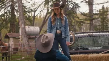 Veste en jean Carhartt Benson portée par Amy Fleming (Amber Marshall) vue dans Heartland (S19E01)