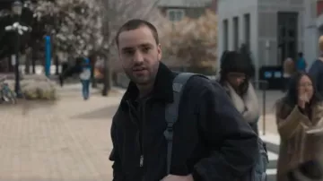 Veste Santa Fe délavée Carhartt portée par Stephen DeMarco (Jackson White) comme on le voit dans Tell Me Lies (S02E07)