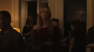 Lulus Casually Gorgeous Burgundy Ribbed Knit Off The Shoulder Top usado por Lucy Albright (Grace Van Patten) como se ve en Tell Me Lies (S02E07)