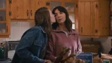 Old Navy Dynamic Fleece Half-Zip Sweatshirt porté par Lou Fleming (Michelle Morgan) tel qu’on le voit dans Heartland (S19E01)
