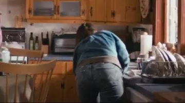 Jeans de mezclilla rectos de talle medio adornados con lavado claro para mujer Wrangler hechos brillar usados por Katie Fleming Morris (Baye McPherson) como se ve en Heartland (S19E01)