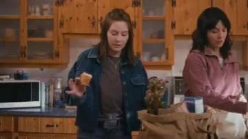 Anthropologie Pilcro Chemise rétrécie en velours côtelé délavé à l’acide noir portée par Katie Fleming Morris (Baye McPherson) comme on le voit à Heartland (S19E01)