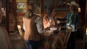 Veste en jean Carhartt Benson portée par Amy Fleming (Amber Marshall) comme on le voit dans Heartland (S18E09)