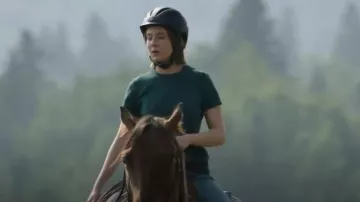 T-shirt rétréci Topshop en vert foncé porté par Katie Gleming (Baye MacPherson) comme on le voit dans Heartland (S18E09)