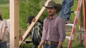 Camiseta de manga larga Wrangler Maroon Chambray para hombre usada por Nathan Pryce (Spencer Lord) como se ve en Heartland (S19E01)