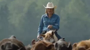 Wrangler Women’s Retro Long Sleeve Western Snap Shirt Mid Denim porté par Lisa Stillman (Jessica Steen) comme on le voit dans Heartland (S18E09)