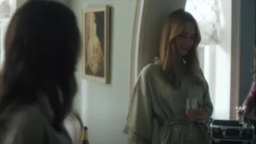 Batas de kimono de seda de encaje Sioro usadas por Lucy Albright (Grace Van Patten) como se ve en Tell Me Lies (S02E08)