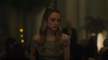 Bec + Bridge Eternity Off Shoulder Maxi usado por Lucy Albright (Grace Van Patten) como se ve en Tell Me Lies (S02E08)