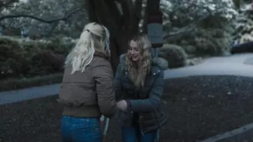 Chaqueta con capucha con ribete de piel New Look usada por Lucy Albright (Grace Van Patten) como se ve en Tell Me Lies (S02E08)